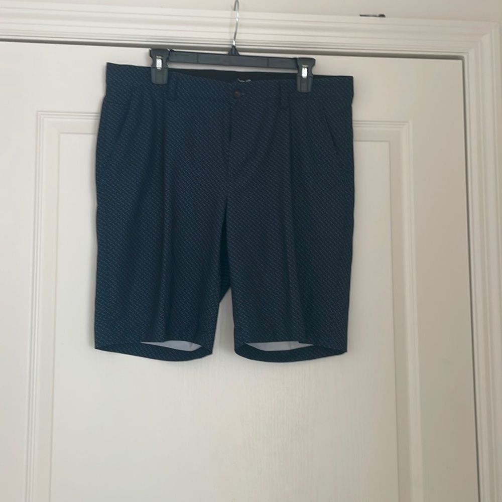 Greg Norman golf shorts. Polyester/spandex. Navy blue print. Size 34